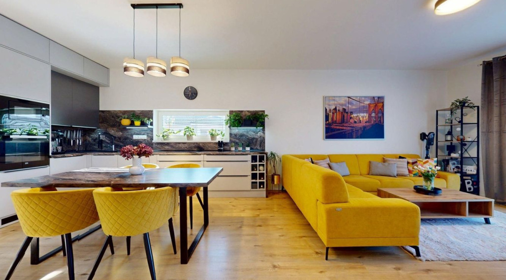 Moderný 3 izbový byt s predzáhradkou a parkovaním pre 2 autá/ Kostolište