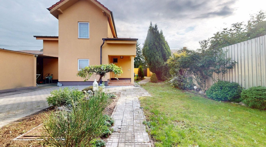 Zariadený 6 izb. priestranný rodinný dom v obci Veľké Leváre