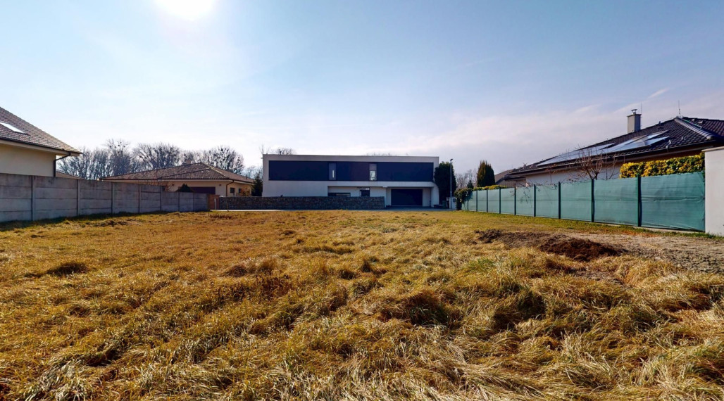 Rovinatý slnečný stavebný pozemok v zabývanej časti obce, Bernolákovo