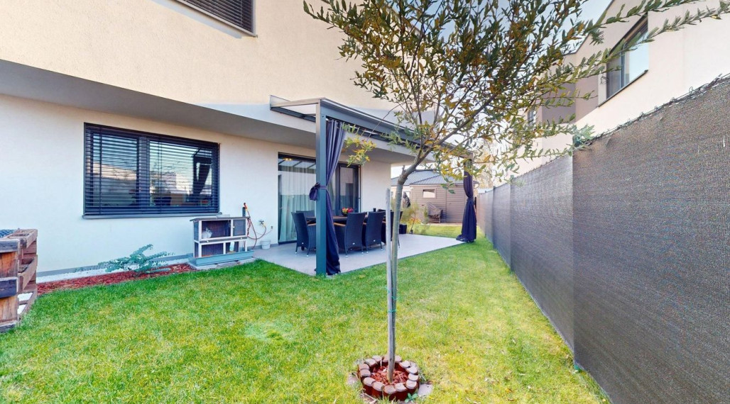 Moderný 3 izbový byt s predzáhradkou a parkovaním pre 2 autá/ Kostolište