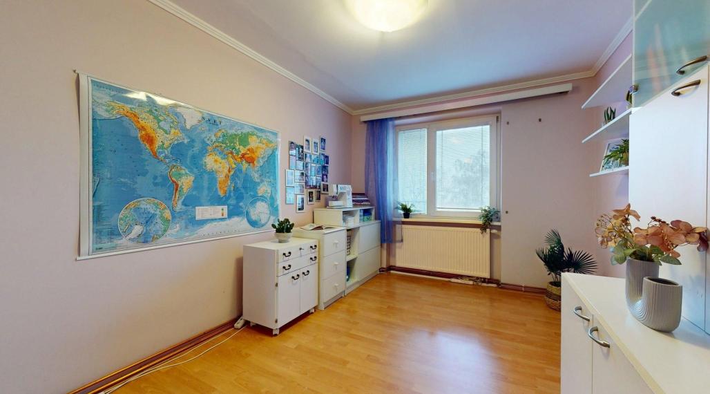 Zariadený 2 a 1/2 izbový byt s vlastnou garážou a 3 pivnicami!!