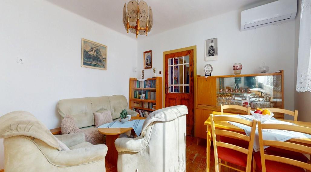 Rodinný dom vhodný na chalupárčenie alebo na trvalé bývanie s veľkorysým pozemkom aj garážou