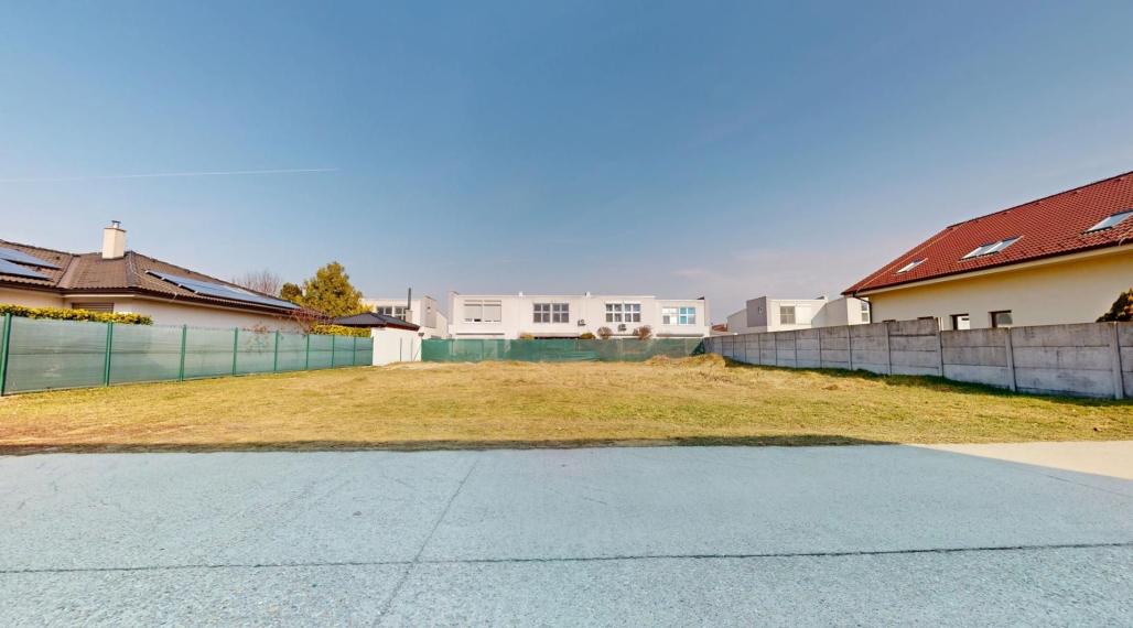 Rovinatý slnečný stavebný pozemok v zabývanej časti obce, Bernolákovo