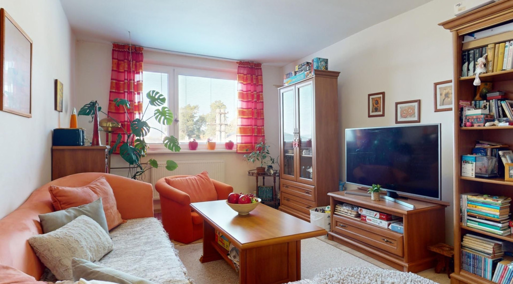 Zariadený 3 izbový byt v bytovom dome s vlastným dvorom v v blízskosti školy v obci Jakubov