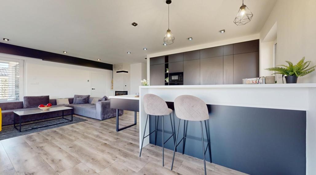 Nadštandardne vyhotovený rodinný bungalov s dvojgarážou v obci Kostolište