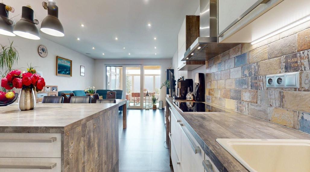 Veľkorysý rodinný dom s nerušeným výhľadom, bazénom a vlastnou prevádzkou autodielne