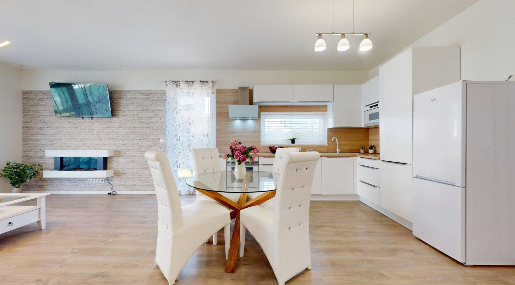 Moderný 3 izbový byt so záhradkou a parkovaním pre 2 autá, Kostolište