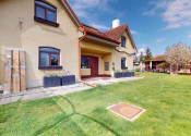 Dvojgeneračný rodinný dom v obci Sekule s veľkou záhradou - fotografia 1