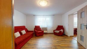 Rodinný dom po rekonštrukcii v príjemnej časti obce Suchohrad - fotografia 3