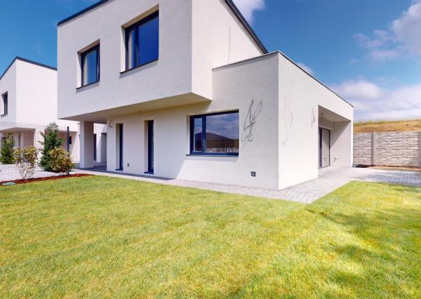 SKOLAUDOVANÝ 4 izb. rodinný dom s garážou a tepelným čerpadlom!