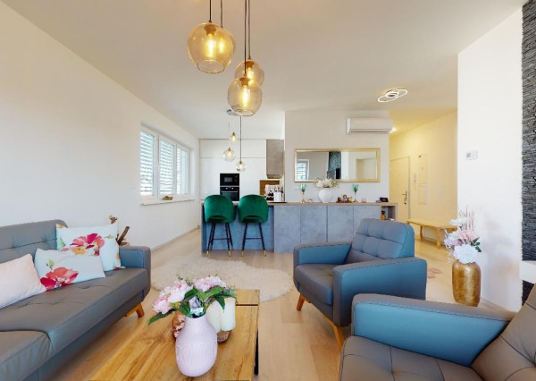 **NA PRENÁJOM: Exkluzívny 2 izbový byt s parkovaním v Kostolišti!!