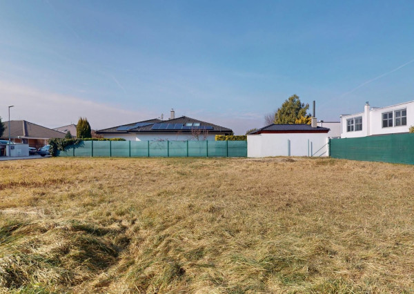 Rovinatý slnečný stavebný pozemok v zabývanej časti obce, Bernolákovo