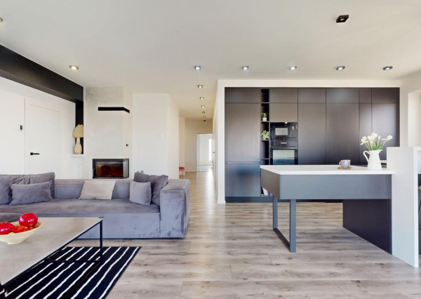 Nadštandardne vyhotovený rodinný bungalov s dvojgarážou v obci Kostolište