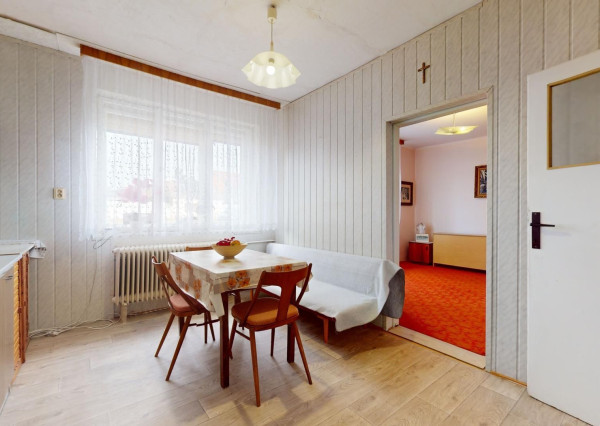 Zachovalý rodinný dom v centre obce Jakubov s pekným pozemkom