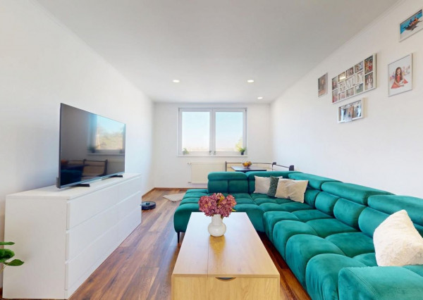 Zrekonštruovaný 3 izb. byt v byt. dome s vlastným dvorom, garážou a pivnicou!