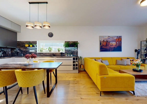 Moderný 3 izbový byt s predzáhradkou a parkovaním pre 2 autá/ Kostolište