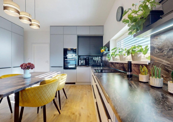 Moderný 3 izbový byt s predzáhradkou a parkovaním pre 2 autá/ Kostolište