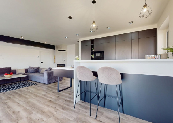 Nadštandardne vyhotovený rodinný bungalov s dvojgarážou v obci Kostolište