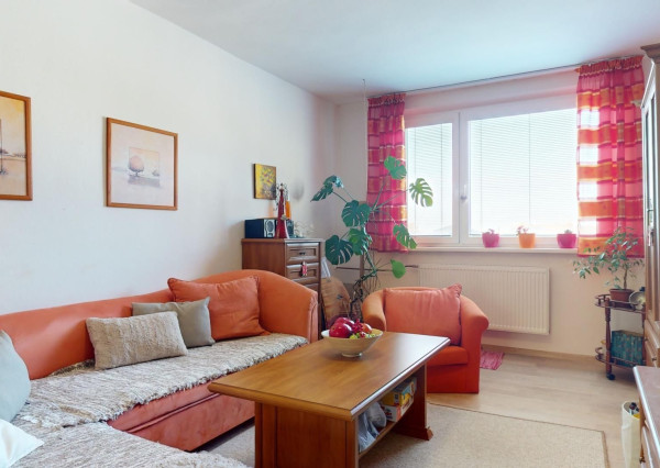 Zariadený 3 izbový byt v bytovom dome s vlastným dvorom v v blízskosti školy v obci Jakubov