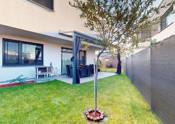 Moderný 3 izbový byt s predzáhradkou a parkovaním pre 2 autá/ Kostolište