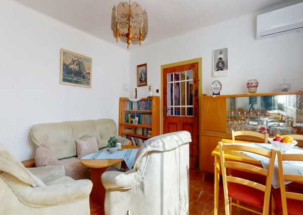 Rodinný dom vhodný na chalupárčenie alebo na trvalé bývanie s veľkorysým pozemkom aj garážou