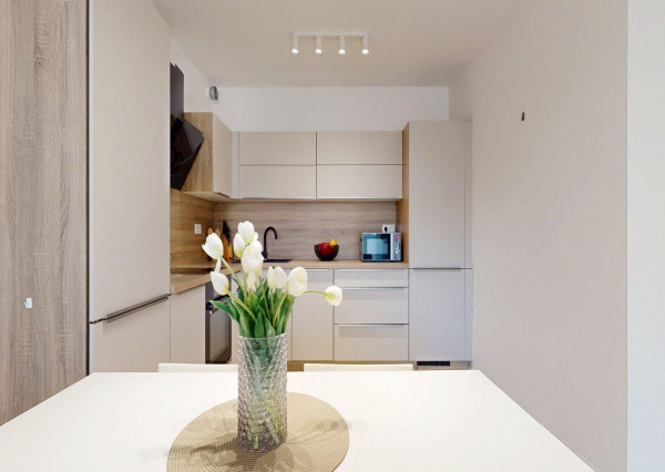 Moderný 2 izbový byt s balkónom, pivničnou kobkou aj parkingom