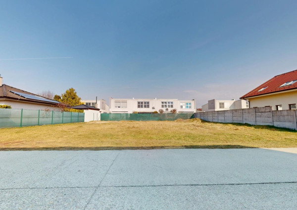 Rovinatý slnečný stavebný pozemok v zabývanej časti obce, Bernolákovo