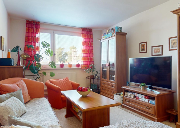 Zariadený 3 izbový byt v bytovom dome s vlastným dvorom v v blízskosti školy v obci Jakubov