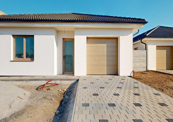  Rodinný dom s garážou a pozemkom o výmere 664 m2 v obci Láb!!!