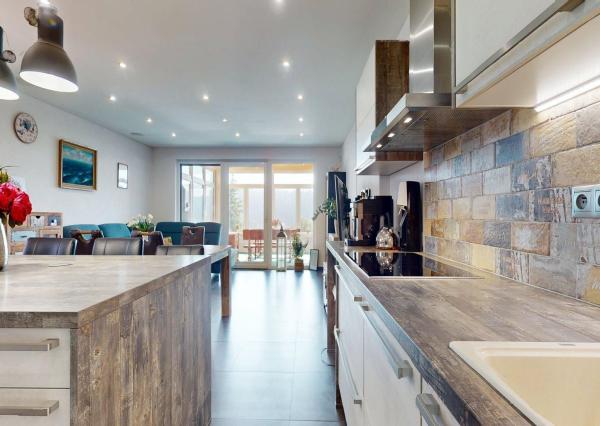 Veľkorysý rodinný dom s nerušeným výhľadom, bazénom a vlastnou prevádzkou autodielne