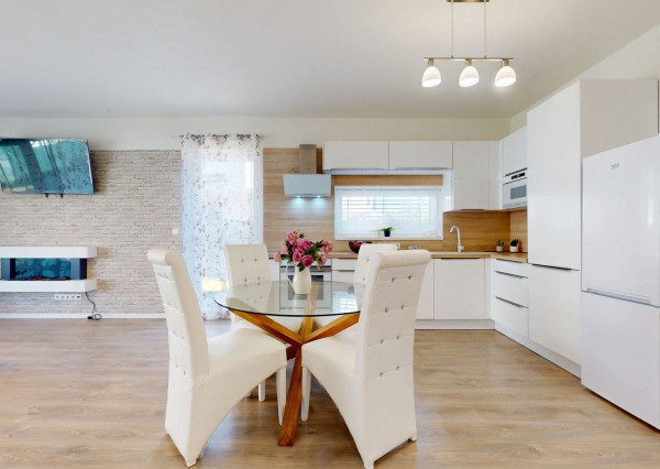 Moderný 3 izbový byt so záhradkou a parkovaním pre 2 autá, Kostolište