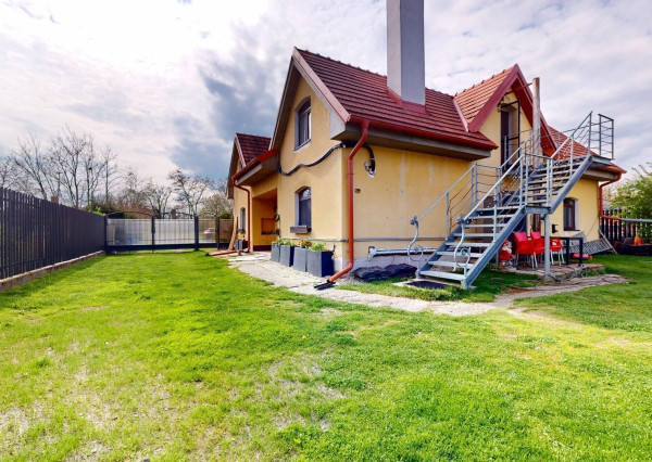 Dvojgeneračný rodinný dom v obci Sekule s veľkou záhradou