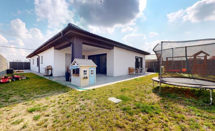 Kompletne zariadený rodinný bungalov s premyslenou dispozíciuou, dvojgarážou v obci Kostolište - fotografia 37