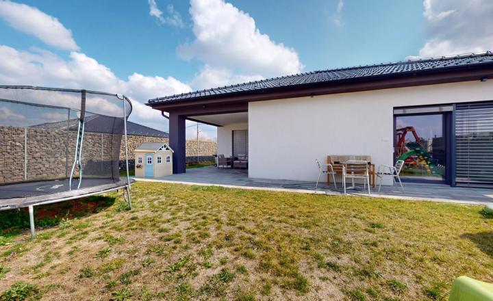 Kompletne zariadený rodinný bungalov s premyslenou dispozíciuou, dvojgarážou v obci Kostolište - fotografia 40