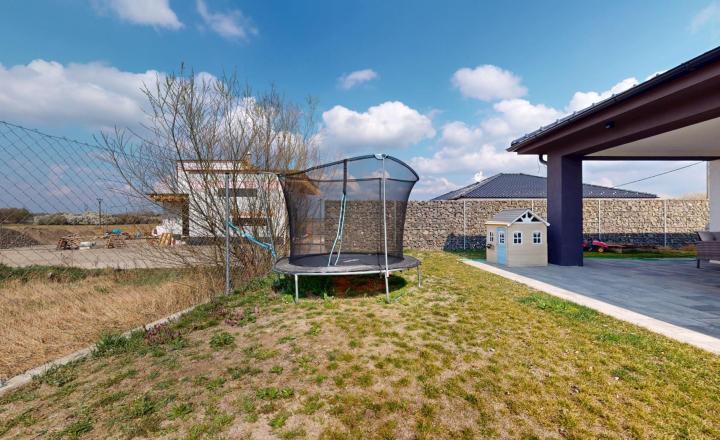 Kompletne zariadený rodinný bungalov s premyslenou dispozíciuou, dvojgarážou v obci Kostolište - fotografia 43