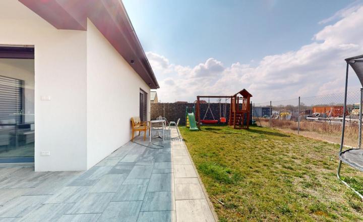 Kompletne zariadený rodinný bungalov s premyslenou dispozíciuou, dvojgarážou v obci Kostolište - fotografia 45