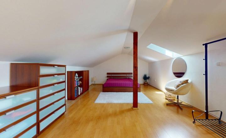 Rodinný dom s charizmou a úžasnou záhradou, vhodný aj pre viacgeneračné bývanie - fotografia 15
