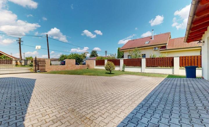 Rodinný dom s charizmou a úžasnou záhradou, vhodný aj pre viacgeneračné bývanie - fotografia 37