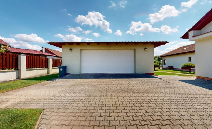 Rodinný dom s charizmou a úžasnou záhradou, vhodný aj pre viacgeneračné bývanie - fotografia 38