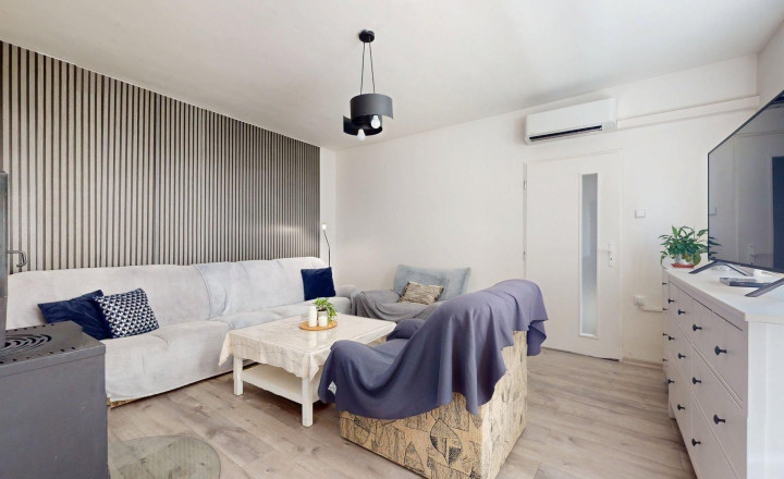 Rodinný dom po kompletnej rekonštrukcii s veľkým pozemkom - fotografia 4