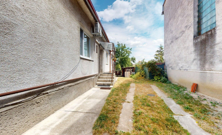 Rodinný dom po kompletnej rekonštrukcii s veľkým pozemkom - fotografia 28
