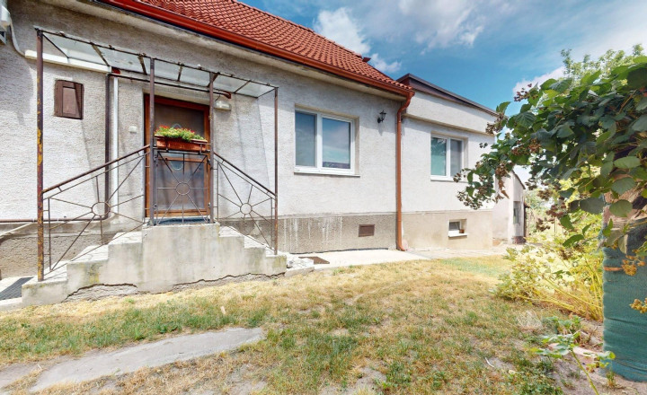 Rodinný dom po kompletnej rekonštrukcii s veľkým pozemkom - fotografia 32