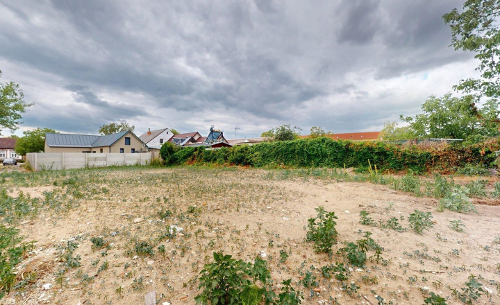 Pozemok na výstavbu rodinného domu - fotografia 9