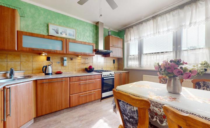 Priestranný 5 izbový rodinný dom s garážou na ul. Vajanského v Malackách - fotografia 1