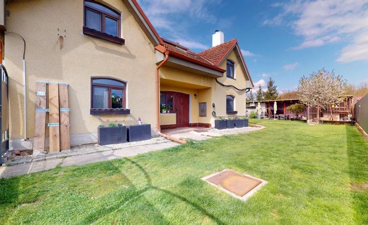 Dvojgeneračný rodinný dom v obci Sekule s veľkou záhradou