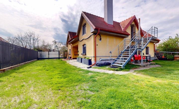Dvojgeneračný rodinný dom v obci Sekule s veľkou záhradou - fotografia 2
