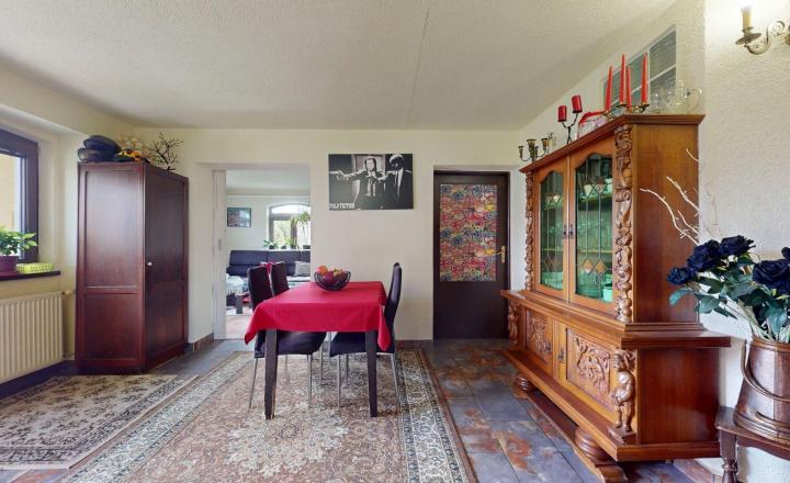 Dvojgeneračný rodinný dom v obci Sekule s veľkou záhradou - fotografia 9