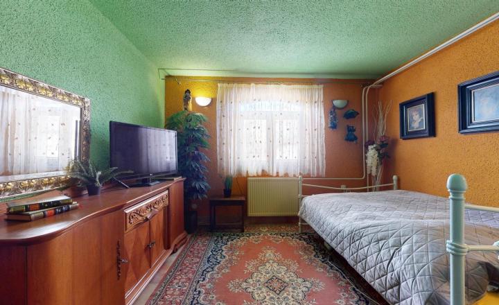 Dvojgeneračný rodinný dom v obci Sekule s veľkou záhradou - fotografia 14