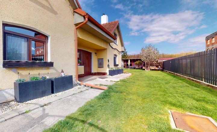 Dvojgeneračný rodinný dom v obci Sekule s veľkou záhradou - fotografia 33