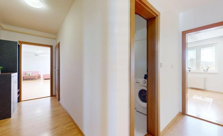 Priestranný zariadený 3 izbový byt so samostatnou garážou  - fotografia 11